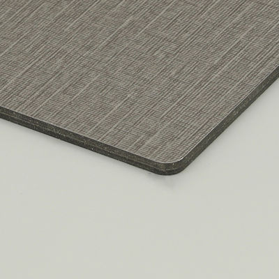 แผงคอมโพสิตอลูมิเนียมสีเงินขัดเงาพร้อมคุณสมบัติทนไฟ ฉนวนกันเสียง ความแข็งแรงและความทนทาน