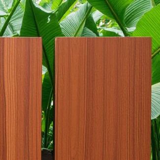 ผลของไม้ PVDF แผ่น 3 มิลลิเมตรหนา อลูมิเนียมสับสนองสิ่งแวดล้อม การป้องกันสิ่งแวดล้อม PE กระบวนการสี Fluorocarbon สําหรับตกแต่งภายใน