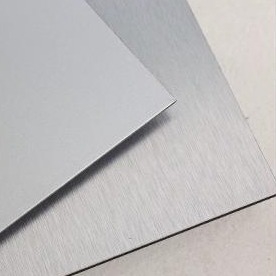 สีเทา PE Acp แผ่นผนังอลูมิเนียมผสมผสาน สําหรับการสร้างผนังภายนอกและผนังภายใน 4MM 1.22 X 2.44m